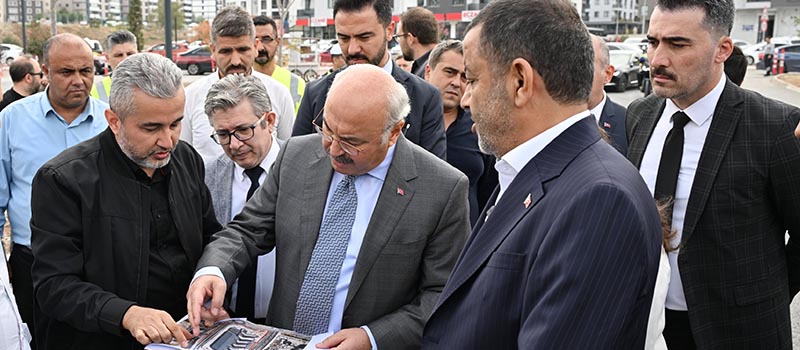 Denizli'deki Acil durum Hastanesi hasta girişinde yaşanan mesafe sorunun çözümü için Vali Yavuz Selim Köşger ile Denizli Büyükşehir Belediye Başkanı Bülent Nuri Çavuşoğlu birlikte inceleme yaptı