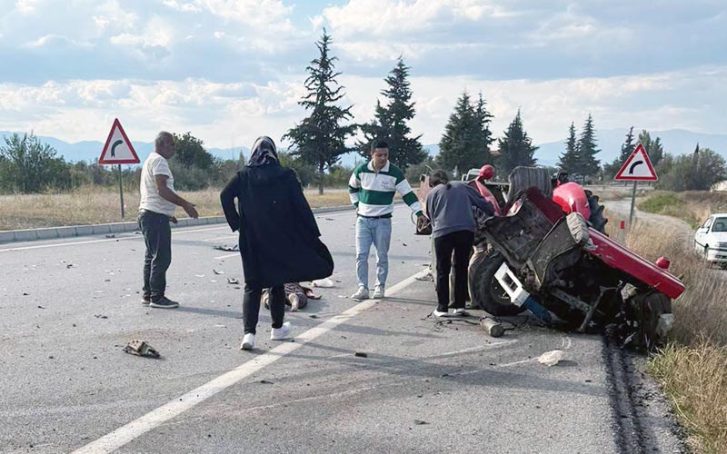 Traktör ile servis aracı çarpıştı: 8 yaralı