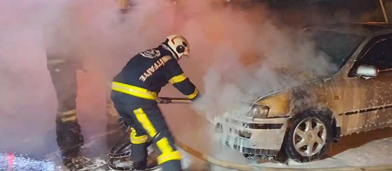 Denizli'de çıkan araç yangınlarında tır ile otomobil hasar gördü