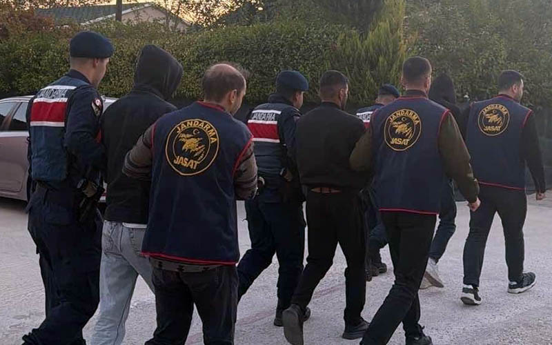Kendilerini savcı, polis, asker olarak tanıtıp 4,4 milyon TL dolandırdılar