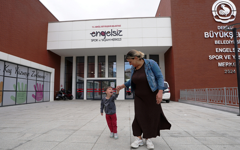 Emekleyerek geldiği merkezden yürüyerek ayrılıyor
