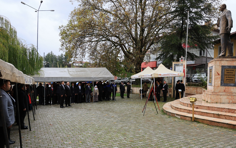 Çameli’de 29 Ekim kutlamaları çelenk sunmayla başladı