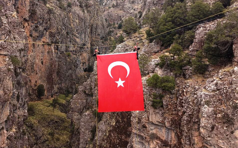 DEBAK ekipleri  Türk bayrağı için tırmandı