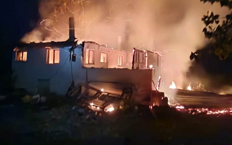 Alevler evi sardı, itfaiye ekipleri söndürdü