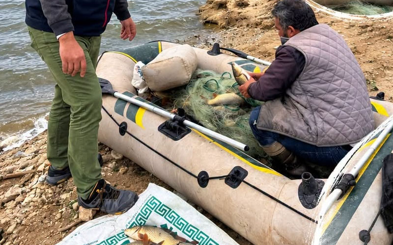 Canlı balıklar baraja bırakıldı, 500 metre ağa el konuldu