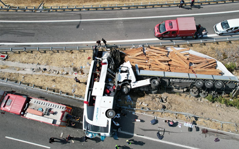Katliam gibi kaza: 11 ölü, 27 yaralı