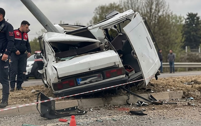 Aydınlatma direğine çarpan otomobilin sürücüsü öldü
