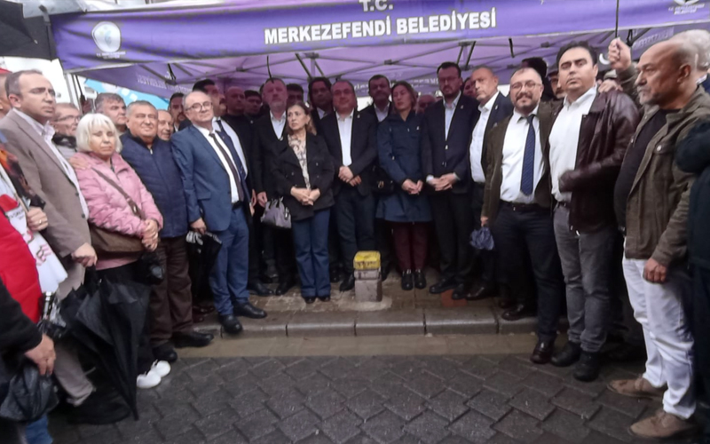 Gözaltındaki Doğan’a yağmur altında destek