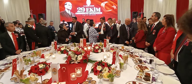 Denizli'de Vali Yavuz Selim Köşger, Cumhuriyet Bayramı dolayısıyla resepsiyon verdi
