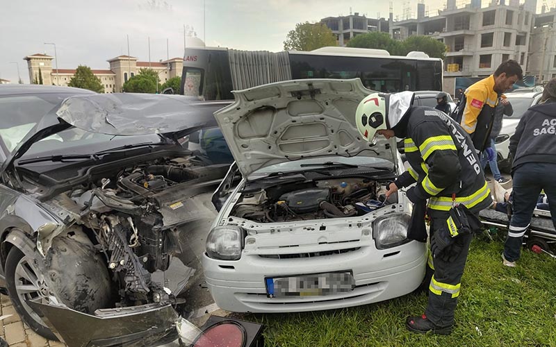 2 otomobil çarpıştı, 2 kişi yaralandı