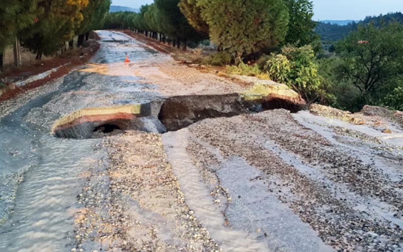 Yağmur sonrasında yol yarıldı