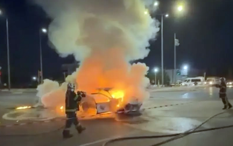 Alevler bir anda otomobili yuttu