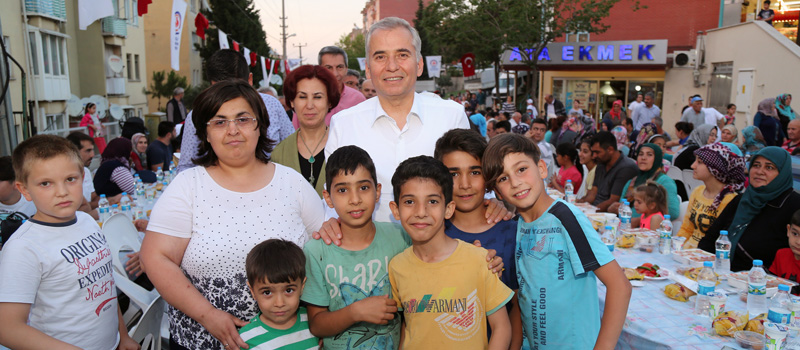 Denizli Büyükşehir’in iftar sofrası Mehmet Akif Ersoy Mahallesi'nde