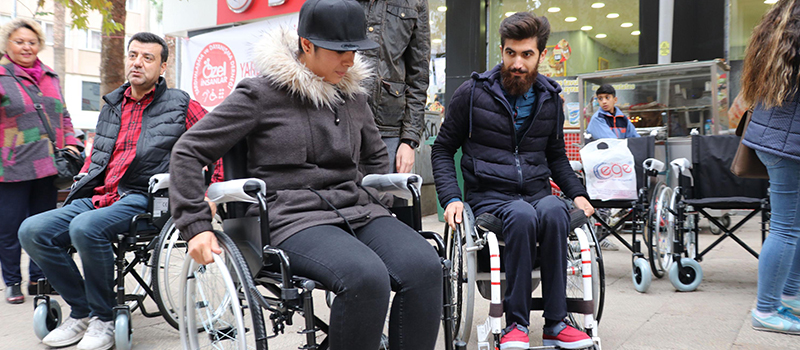 Empati için 1 dakikalığına engelli oldular