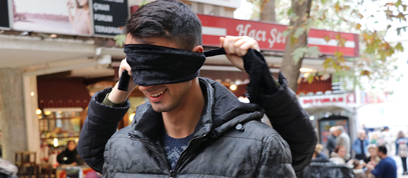Empati için 1 dakikalığına engelli oldular