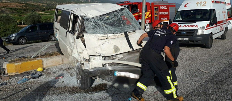 Denizli-Buldan karayolunda minibüs ile kamyonet çarpıştı