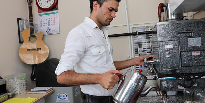 Gündüz çaycı, gece şarkıcı
