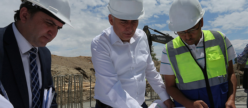 Denizli-Antalya karayolunda üniversite yaya üst geçidinin yapımına başlandı