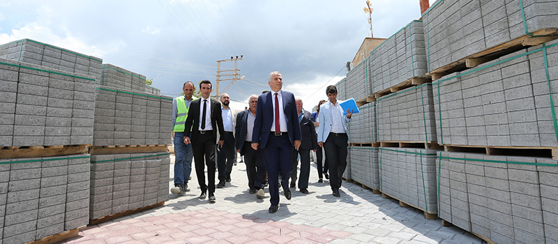 Büyükşehir’den mahallelere kilit parke taşı döşemesi