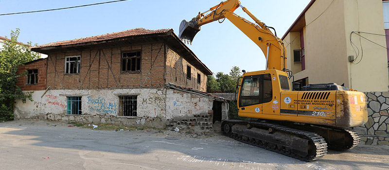 Pamukkale’de metruk binalar yıkılıyor