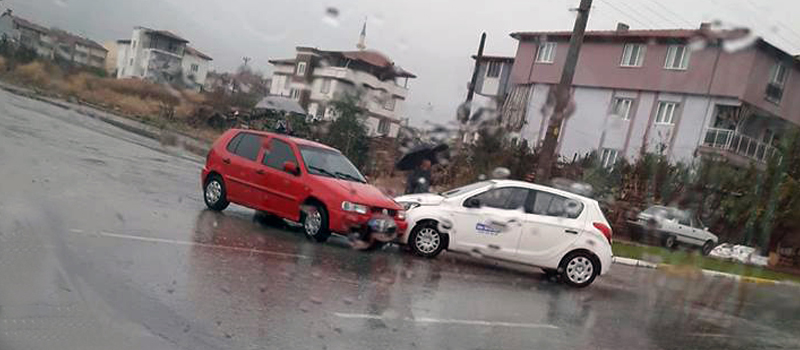 Yağmurla birlikte art arda kazalar yaşandı