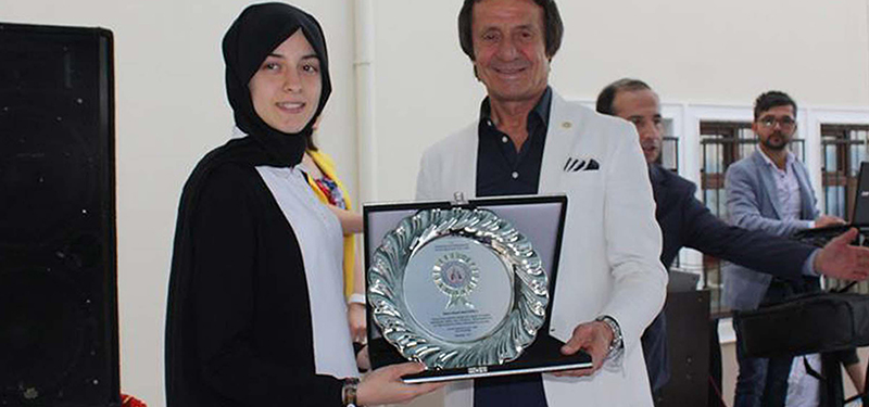 Zorlu yaptırdığı okulda mezuniyet törenine katıldı