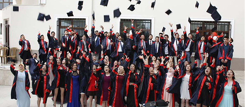 Zorlu yaptırdığı okulda mezuniyet törenine katıldı