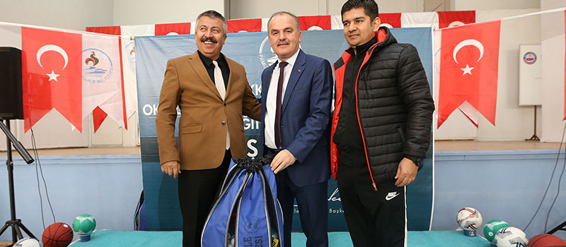 Pamukkale Belediyesi’nden 132 okula spor malzemesi desteği