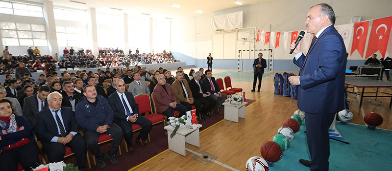 Pamukkale Belediyesi’nden 132 okula spor malzemesi desteği
